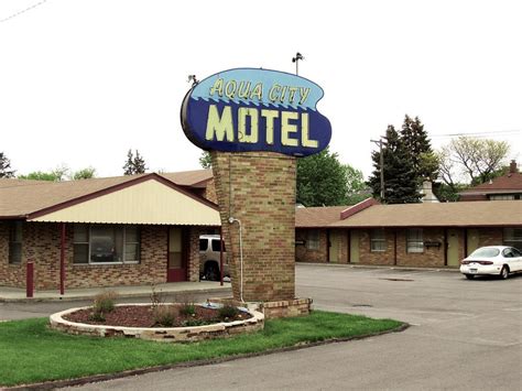 Guest rooms at this Erie, Pennsylvania hotel provide desks and seating areas. . Inexpensive motels in my area